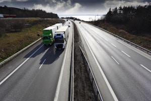 Der Mindestabstand zu einem LKW sollte großzügig bemessen sein.