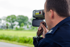 Bei einer Radarkontrolle wird eine Toleranz von 3 km/h oder 3 Prozent abgezogen, um Messfehlern vorzubeugen.